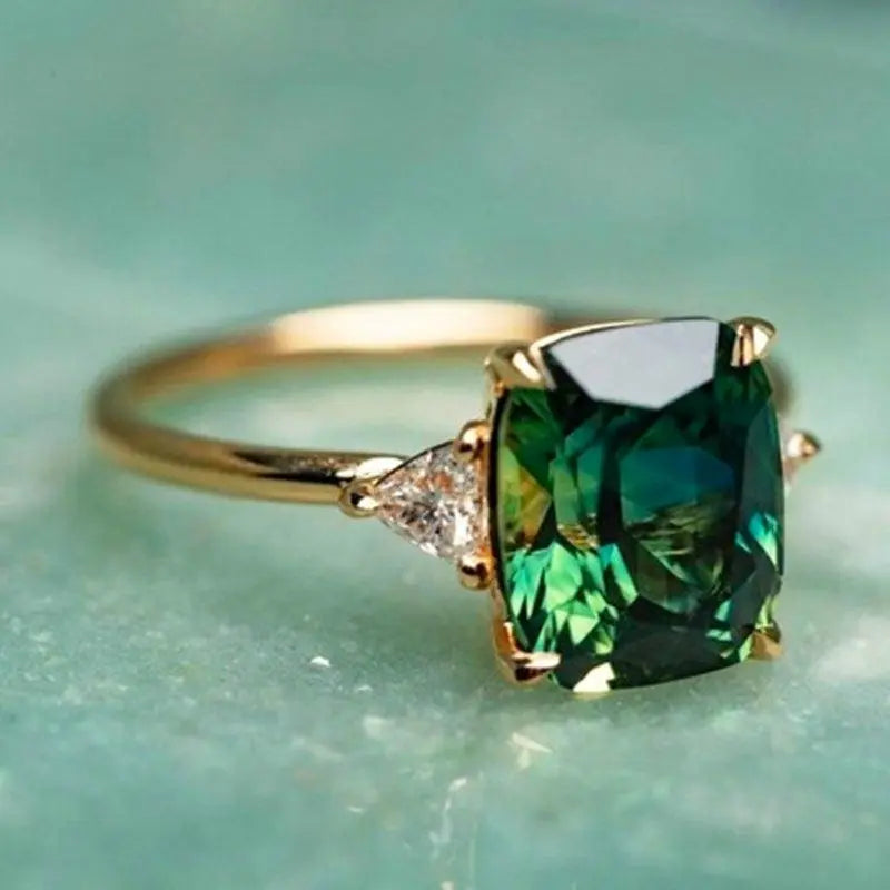 Elegante anillo cuadrado con esmeralda