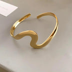 Pulsera clásica abierta con onda dorada
