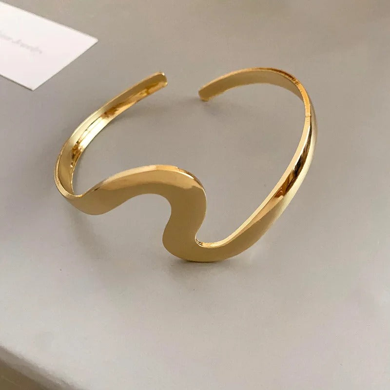 Pulsera clásica abierta con onda dorada