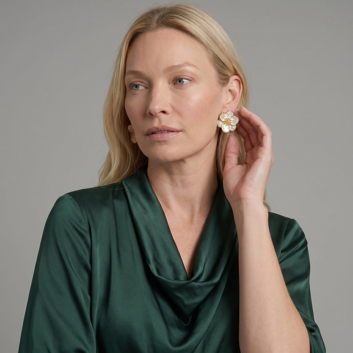 Elegantes pendientes de oro en forma de pétalos de flor