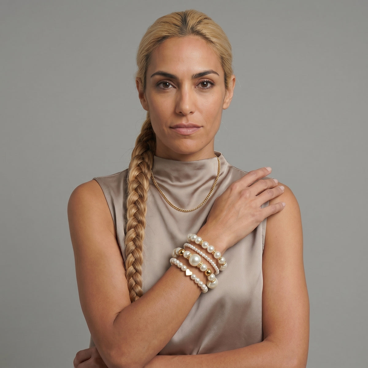 Conjunto de elegantes pulseras en forma de corazón con perlas