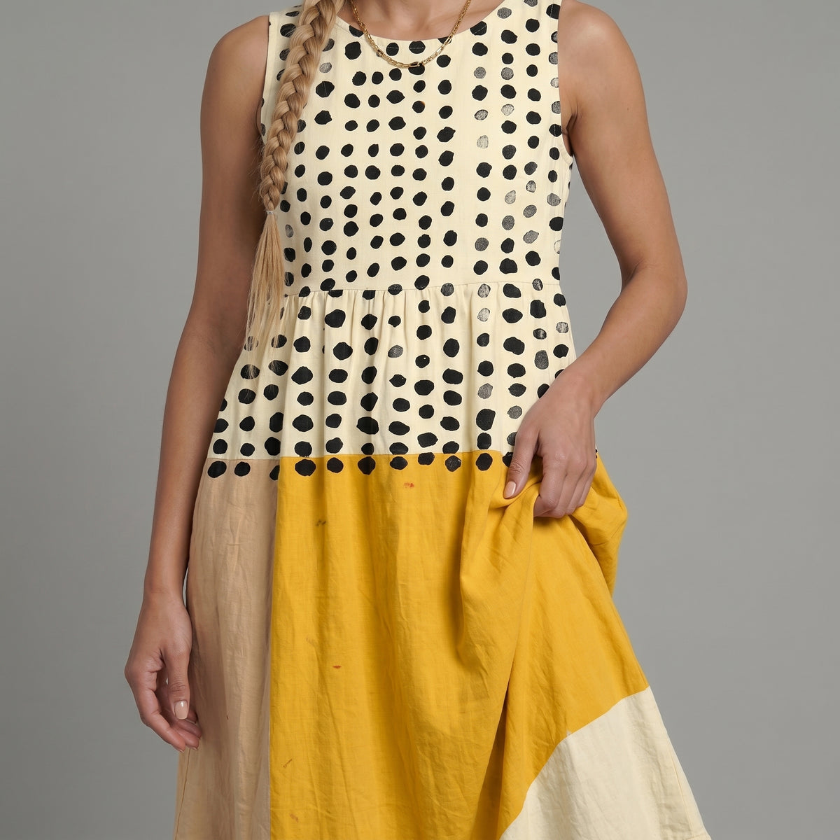Leah™ | Vestido midi en bloques de color con lunares