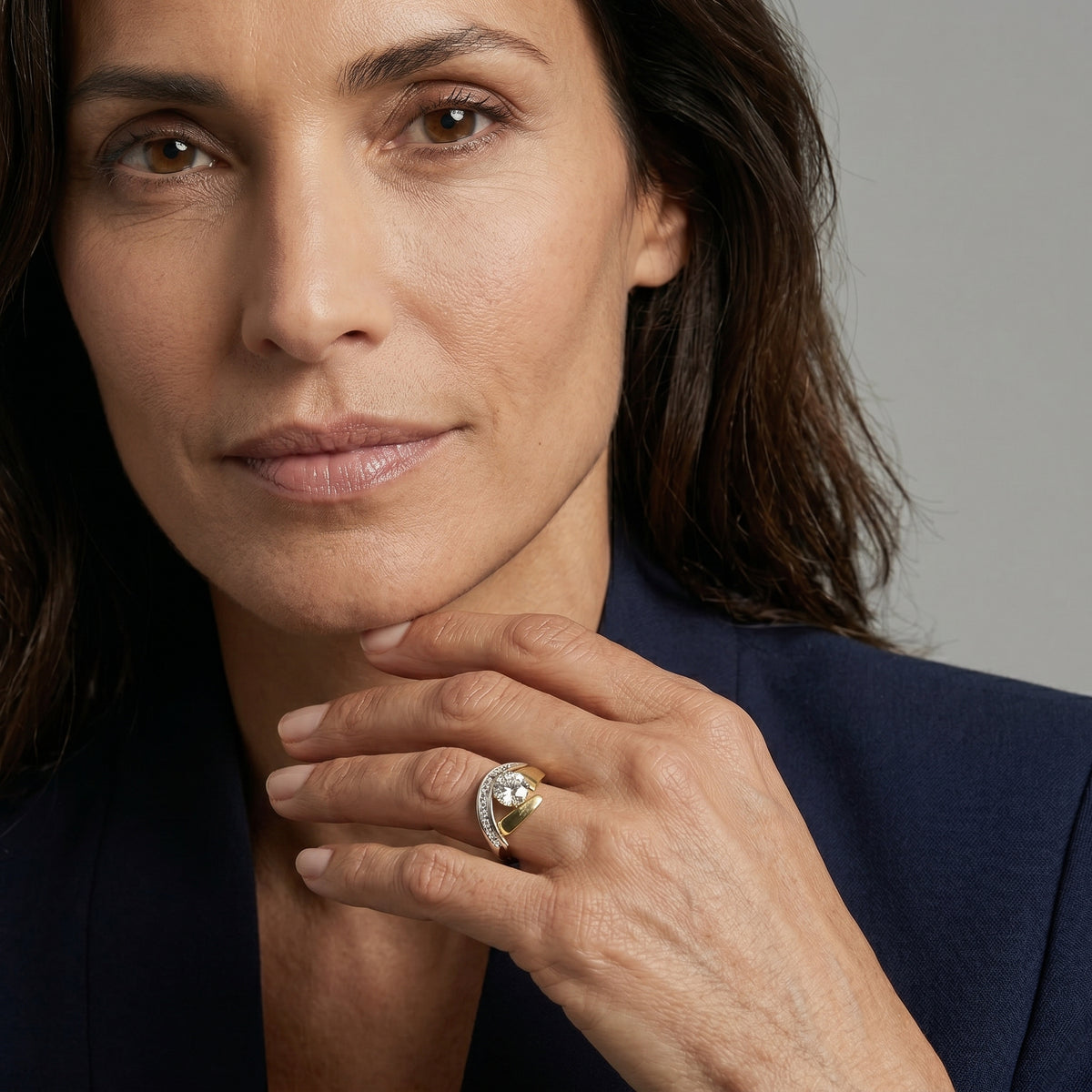 Anillo vintage irregular en oro y plata con zircón