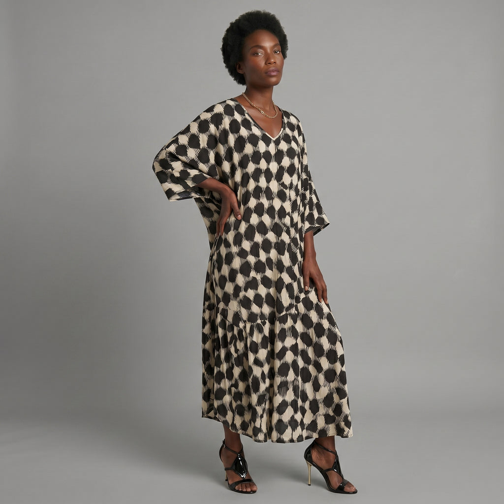 Vestido maxi caftán de inspiración bohemia con lunares y corte holgado