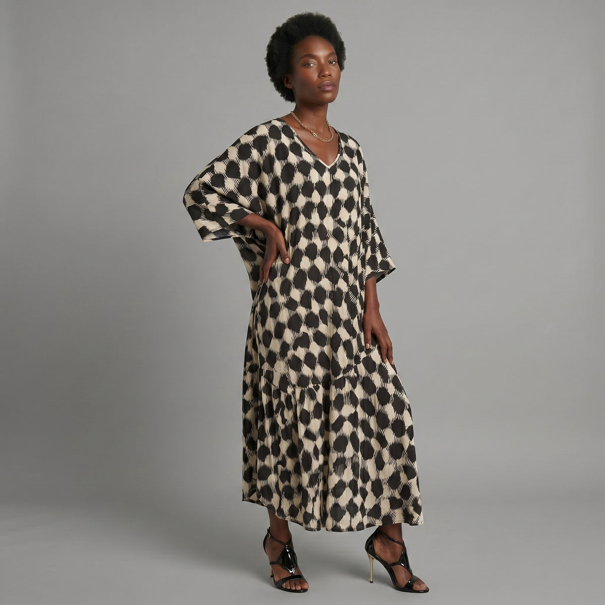 Vestido maxi caftán de inspiración bohemia con lunares y corte holgado