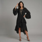 Elegante vestido midi bohemio negro asimétrico con pliegues