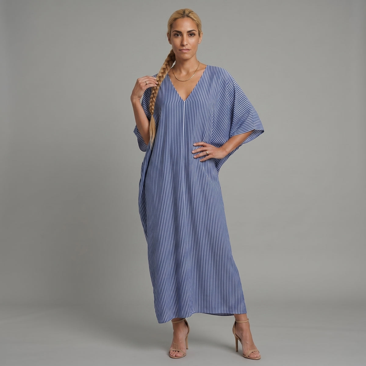 Vestido largo minimalista de rayas azules